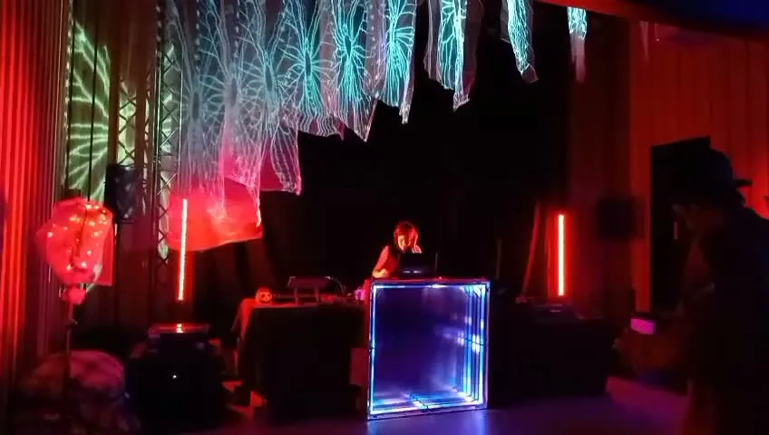 Le Là Itou · La Coudée 2025 — Scénographie custom · Video Mapping · LED Audio-réactif